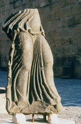 Fragmento de una escultura de una mujer de pie